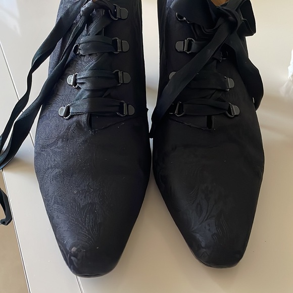 Kenneth Cole VINTAGE black damask lace bootie. Size 9 1/2 - Picture 9 of 15